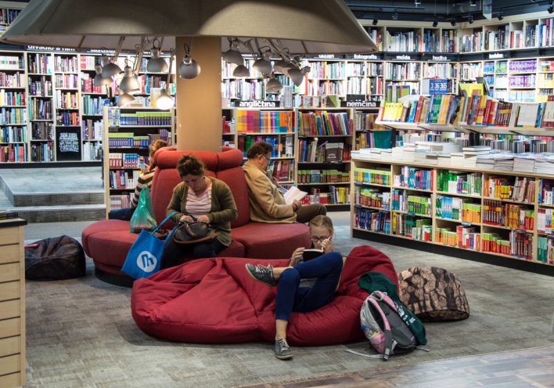 magasin-PONTEVES-min_books_bookstore_book_reader_readers_reading_shop_sale_books-849006