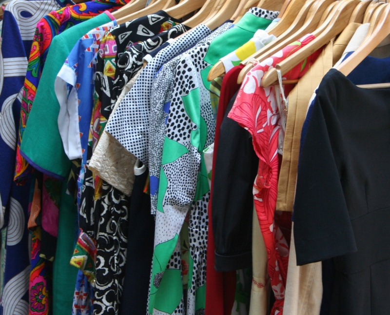 magasin-PONTEVES-min_dresses_apparel_clothing_clothes_clothes_hangers_wooden_hangers_retail_shop_closet-1149845