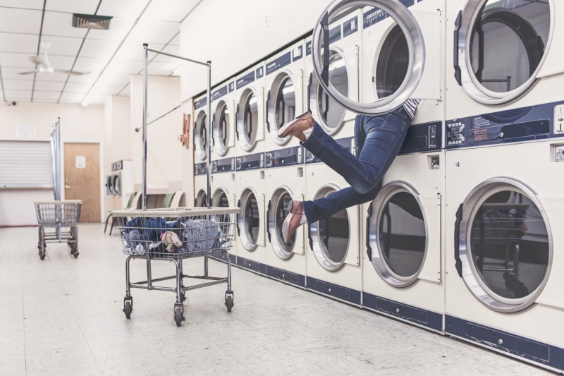 magasin-PONTEVES-min_laundry_washing_machines_housewife_household_laundry_shop_woman_funny_accident-946996